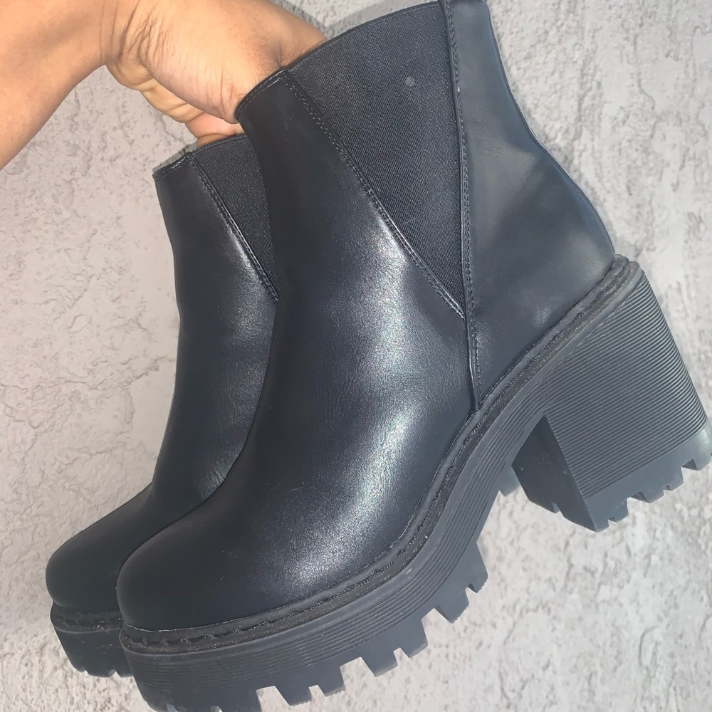 Boohoo Wide Fit Cleated Block Heel Chelsea Boots